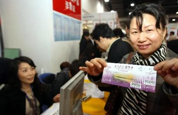 ▲2009年3月20日，一位杭州市民展示社会消费券 图片来源：央视新闻